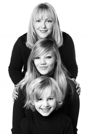 Familienfoto Geschwister schwarz weiß in Pose