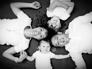 Familienfoto schwarz weiß liegend