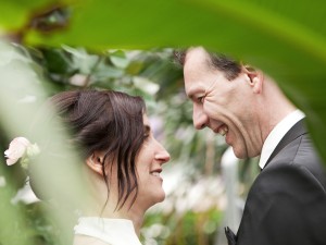Hochzeitsfotograf, Portrait Brautpaar im Grünen