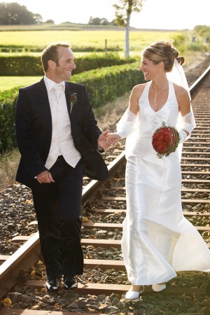 Hochzeitsfotograf, Brautpaar laufend auf Schienen