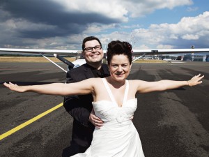 Hochzeitsfotograf, Brautpaar am Flugplatz