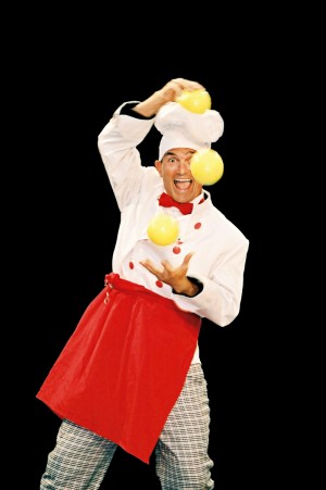Eventfoto eines Kochs am jonglieren