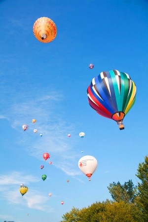 Eventfoto von mehreren Heißluftballons