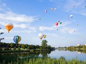 Eventfoto von Heißluftballons beim Abheben
