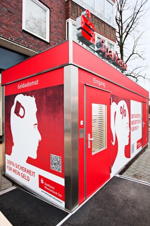 Bedruckte Werbefläche eines Geldautomaten