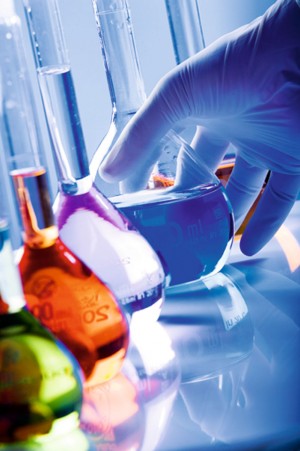 Industriefoto von fargiben Gläsern im Labor