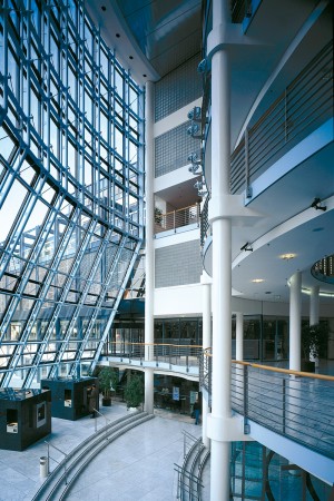 Architekturfoto Innen, modernes Glas, mehrstöckig