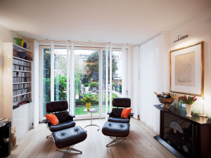 Architekturfoto, Wohnraum mit Gartenblick und Ledersessel