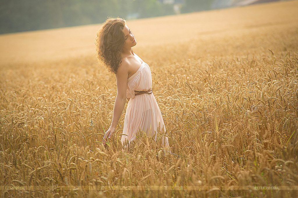 Outdoor Portrait einer Frau im Getreidefeld