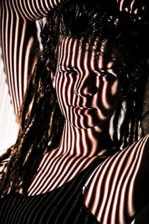 Projektion Portrait einer Frau mit starken Linien