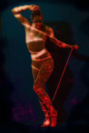 Projektion Portrait einer Frau mit glühendem Seil