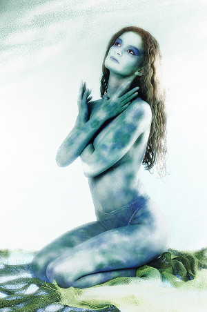 Bodypainting einer Frau in Blau, Aqua