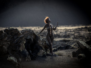 Bodypainting einer Frau an Vulkangestein
