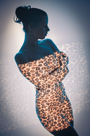 Projektion Portrait einer Frau, Lichtkleid