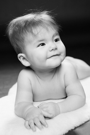 Kinder Fotoshooting, Portrait eines Kleinkindes, liegend auf einer Decke