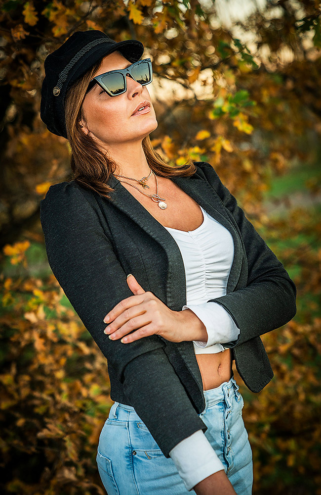 Outdoor Portrait einer Frau mit Sonnenbrille in der Natur im Herbst